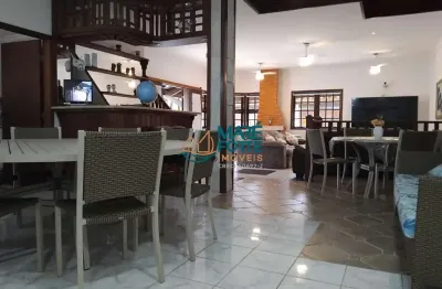 Casa assobradada mobiliada a 200m da praia da enseada. conforto, lazer e sofisticação!
