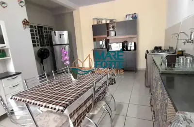 Casa com 5 quartos e 3 suítes a cerca de 350 metros da praia!