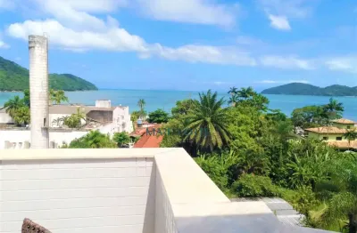 Cobertura decorada com linda vista para o mar, poucos metros da praia!!!!