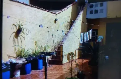 Sobrado com 4 quartos sendo 1 suíte, 3 wc , sala, cozinha, amplo quintal, edícula com despensa, coberta, 2 vagas, parque jaçatuba.