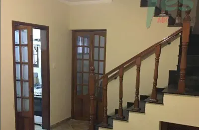 Sobrado com 3 quartos e 3 vagas de garagem na vila scarpelli, santo andré.