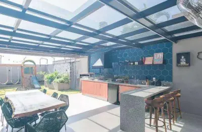 Excelente sobrado com espaço gourmet, planejado e 02 vagas, localizado no campestre.