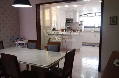 Sobrado à venda com 3 suítes, móveis planejados, 5 vagas, na vila valparaíso.