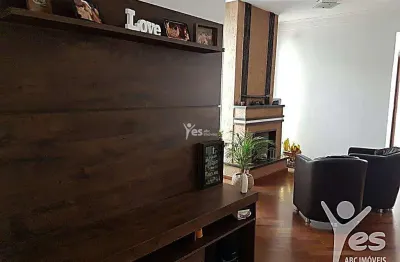 Sobrado com 03 dormitórios sendo 02 suítes e 04 vagas de garagem - no bairro jardim.