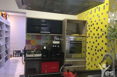 Sobrado à venda com 03 dormitórios sendo 01 suíte e 04 vagas no jardim bela vista.