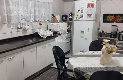 Sobrado com 04 dormitórios sendo 01 suíte e 02 vagas de garagem, no jardim pilar