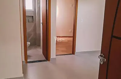 Apartamento baixo condomínio com elevador, 02 quintais, 02 dormitórios e 01 vaga de garagem - parque bandeirante, santo andré.