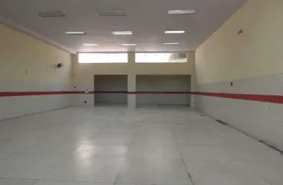 Galpão para locação com 601,08m² de área construído, refeitoria, 4 banheiros, 4 vagas de garagem  e churrasqueira no jardim stella  - santo andré - sp