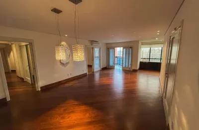 Sendo distribuídos em 3 dormitórios, sendo os 3 suite, 5 banheiros, conta com 4 vagas, cozinha ampla com planejados e coifa, planejados nos dormitórios - jardim bela vista - santo andré.