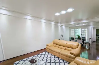 Sobrado para locação semi mobiliado com 360m² de área construída, sendo 4 dormitórios, 3 suítes, 5 banheiros e 5 vagas de garagem no bairro campestre em santo andré - sp