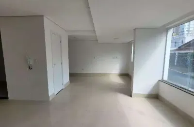 Sobrado a venda com 186m² de área construída, sendo 3 dormitórios, 1 suíte, 3 banheiros e 4 vagas de garagem na vila alpina - santo andré - sp