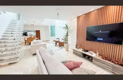 Casa  à venda com 3 quartos, sendo 1 suíte, e 5 banheiros no total, sala, cozinha, vaga de garagem para 5 carros, bairro vila floresta em santo andré.