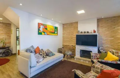 Casa à venda com 3 quartos, sendo 1 suíte, e 4 banheiros no total, sala , cozinha e 3 vagas de garagem no bairro vila floresta em santo andré.