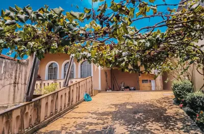Terreno de com 02 casas e uma com planejados e área de serviço. 06 vagas de garagem. vila humaitá, santo andré.