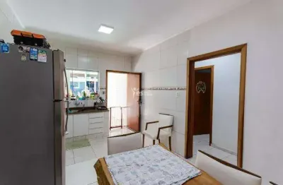 Casa térrea a venda com 176m², sendo 2 dormitórios, 2 banheiros, área de serviço, quintal e 3 vagas de garagem, no bairro campestre em santo andré