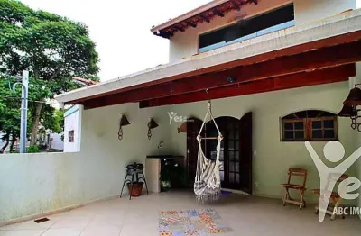 Sobrado, 03 dormitórios, 02 vagas, com planejados, varanda ampla, vila floresta.