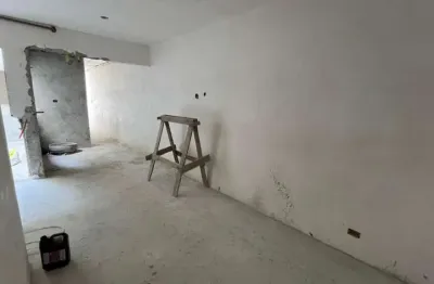Na vila guarani, excelente apto baixo condomínio com sala, cozinha, quintal e 2 dormitórios em um dos melhores locais do bairro com vasto comércio e em uma rua super charmosa
