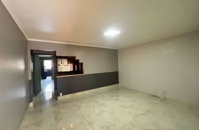 Sobrado semi mobiliado para locação com 211²de área construída, sendo 3 dormitórios, 1 suíte, 4 banheiros e 2 vagas de garagem na vila alpina - santo andré - sp