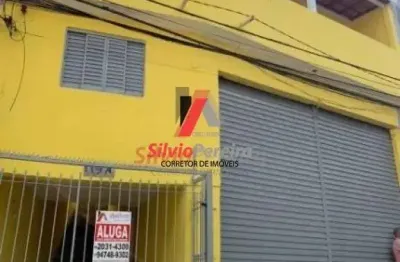 Vende-se um terreno com casas e salão para investimento.