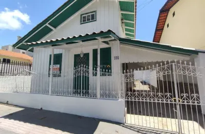 Casa com 2 quartos para alugar na Rua Síria, 356, Nações, Balneário Camboriú por R$ 4.500
