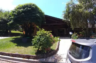 Chácara com 7 hectares, casa principal com 2 quartos + casa de caseiro + curral e haras, à venda em serrote, piau - mg