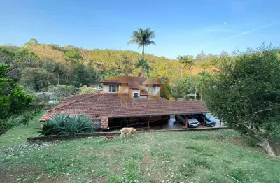 Granja à venda, espaço gourmet, fogão à lenha, forno, churrasqueira, varanda, alpendre, garagem coberta 2 vagas, grande área de jardim com quiosque - são pedro - juiz de fora -mg