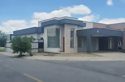 Casa nova, condomínio fechado, 3 quartos, varanda gourmet e piscina.