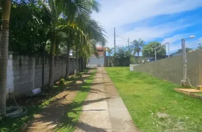 Linda chácara! 3 suítes e área de lazer com piscina e campinho para futebol