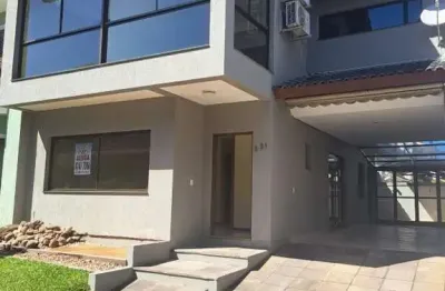 Casa espaçosa em condomínio fechado com lazer e conveniência