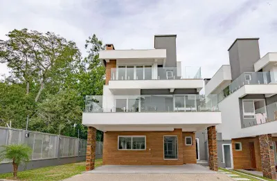 Casa com 3 suítes e amplo quintal no bairro pedra redonda em porto alegre.