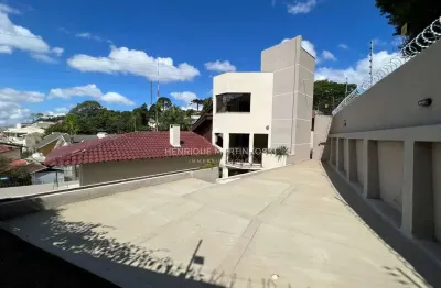 Casa alto padrão sobrado com 3 quartos sendo 1 suíte master, 399m2 construídos, 6 vagas cobertas, espaço gourmet e piscina. aceita permuta