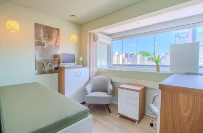 [estuda permutas] sala comercial a venda com vaga de garagem - 43m2 privativos de sala - mobiliado - mid wok - consultório - andar alto