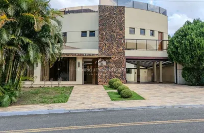 Casa em condomínio fechado com 5 suítes, 2 escritórios e mais de 700m² de área total – muito espaço, conforto e segurança em meio à natureza!
