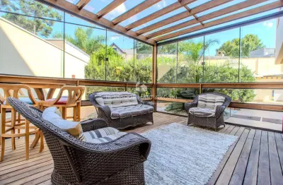 Casa em condomínio fechado com 5 suítes, 2 escritórios e mais de 700m² de área total – muito espaço, conforto e segurança em meio à natureza!