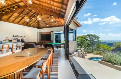Casa térrea reformada à venda com vista espetacular em condomínio fechado, em Serra Negra, interior de São Paulo