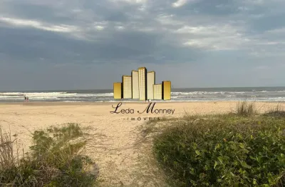 Apartamento decorado e semi-mobiliado: seu refúgio a passos da praia!