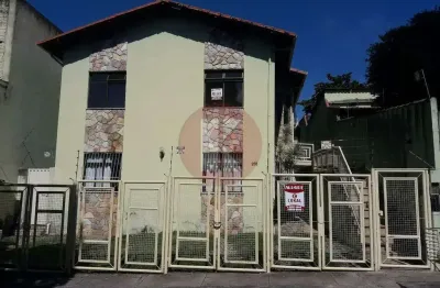 Apartamento de 02 quartos com 01 vaga de garagem e excelente localização.