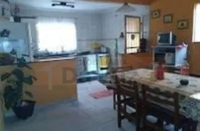 Sobrado com 3 dormitórios sendo uma suíte com 200m²  e 2 vagas de garagem