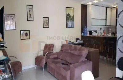 Vende,casa com 3 suítes,sala 02 ambientes. cozinha com armários planejados, 04 banheiros, 04 vagas d