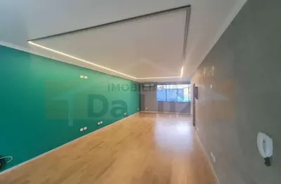 Sala comercial de 74 m², com 2 banheiros, 1 cozinha, para locação por r$ 2.800 por mês.
