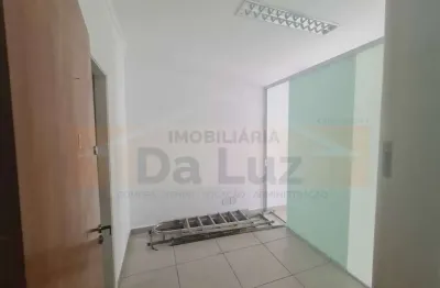 Aluga-se sala comercial de 22 m² e 1 banheiro por r$ 1.400 mensais.