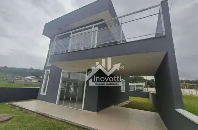 Encantadora casa duplex de 2 quartos com suíte, vaga e quintal em condomínio com infraestrutura completa, próximo ao centro