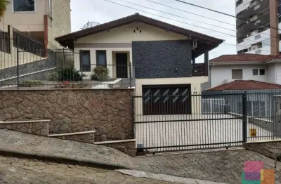 Casa com 3 quartos à venda na servidão emílio r. e. reddin, --, anita garibaldi, joinville por r$ 950.000