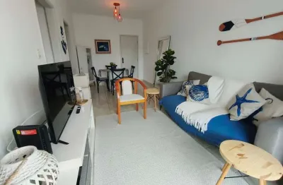 Apartamento à venda na enseada, guarujá-sp: 1 quarto, 2 salas, 1 banheiro, 1 vaga de garagem, 45m² a 300m da praia! visite já!