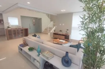 Apartamento duplex na Enseada - Guarujá/SP: 3 suítes, vista para o mar, lazer completo e localização privilegiada!