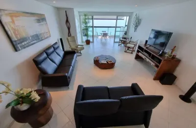 Apartamento à Venda na Praia das Pitangueiras em Guarujá / SP! 3 Quartos, 3 Suítes, 5 Banheiros, 2 Vagas de Garagem.