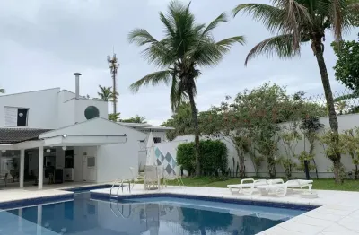 Casa à venda 2 quadras da praia, com amplo espaço e lazer - Enseada - Guarujá/SP