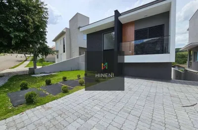 Sobrado invertido moderno com quintal gramado e piscina dentro de condominio fechado