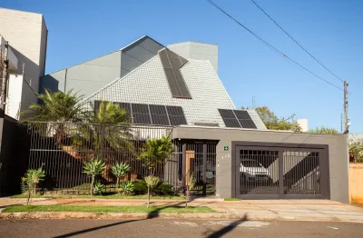 Casa com 03 suítes, piscina, placa solar e ar condicionado, em excelente localização