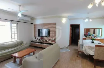 Excelente casa para venda no alto paraiso com 3 quartos sendo 1 suíte, piscina, 2 vagas de garagem